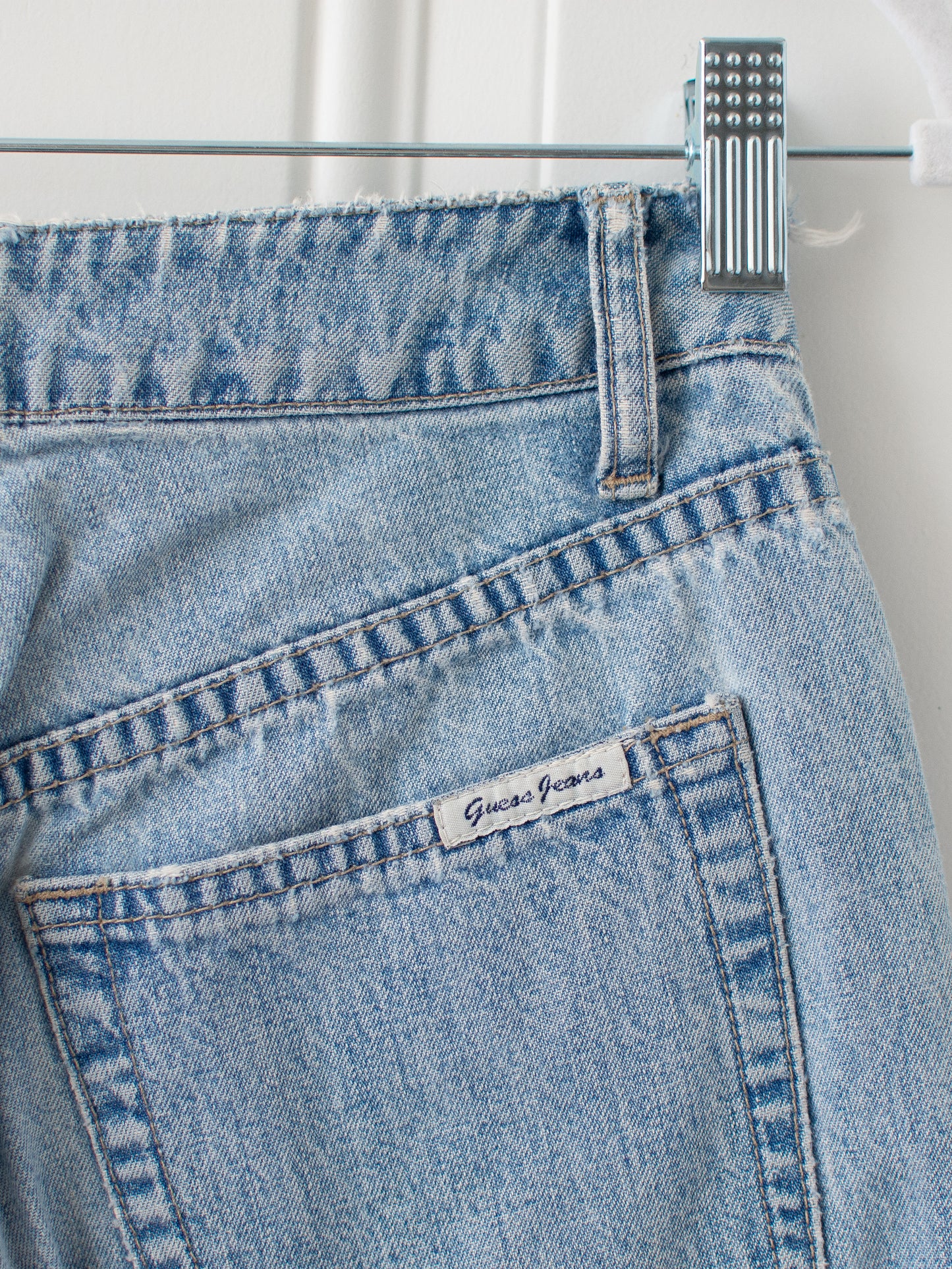 Small (6) Guess Capris W: 28